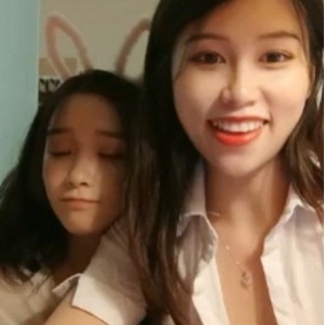 大平台独家首推【呇竍】布丁来了，人气破50万 3姐妹互动舌吻 几巴互动