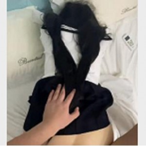 优质JK妹子被抓着双马尾后推车呐喊