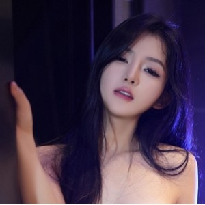 ?秀人网 谭小灵?优质身材 一丝不挂 表情勾人 某头清晰漏【2.7G