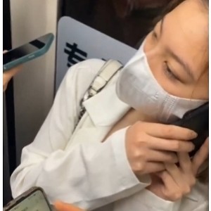 地铁内近距离悄悄俯拍，带你看各款内衣