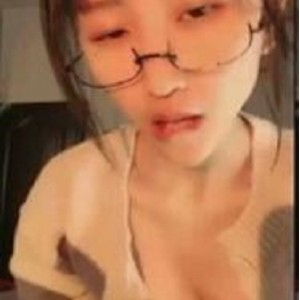 虎牙新晋超人气稀缺资源大学在读高颜值清纯脸反差学妹【优质】（大二学生眼镜妹）绝版有尺度自嗨合集[17GB]