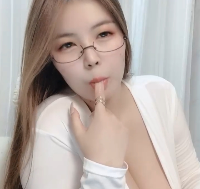 国人主播yana_cc超清画质大摆锤视频7v+27.5g，必看！