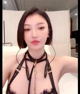 小巫婆韩安冉福利合集12V3.6G:颜值车灯身材网红,道具秀精彩下载