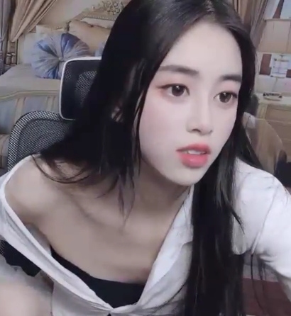 网络红人：21岁女大学生超白大长腿小天后[13V+6.18G][百度盘]