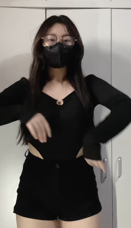 热舞福利姬无刺榴莲变装热舞合集，10个视频1.15G，永久有效链接