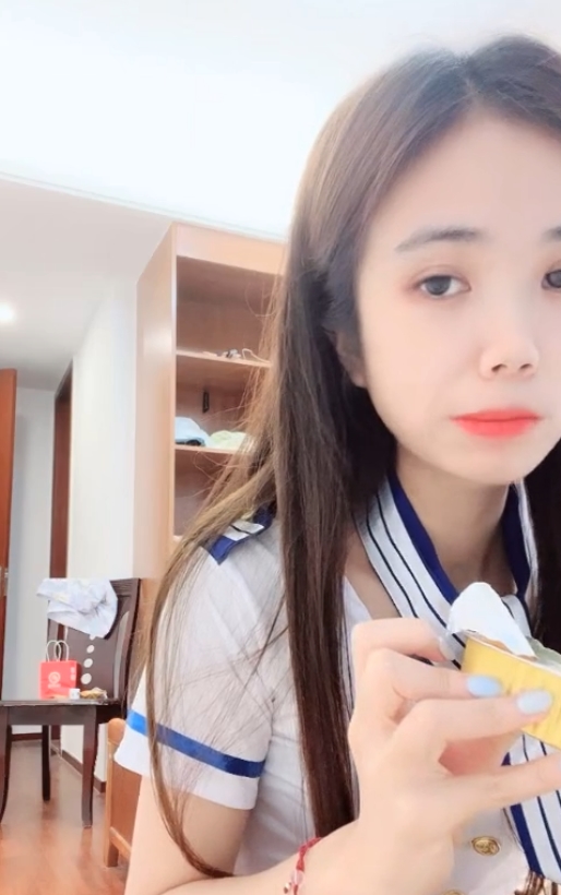 60v56.4g反差眼镜妹妮妮：收藏百度ED2K，独特个性引关注