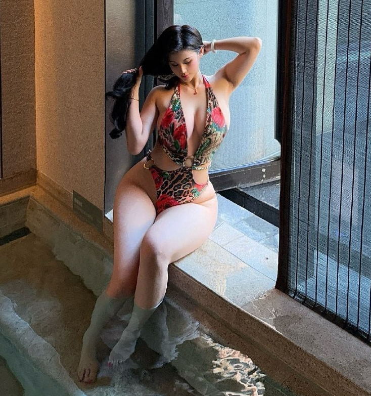 荷拉/山雀Queen：高颜值漫画身材，22w粉丝抖音视频52个，大小540MB，大罩杯胖臀惹眼！