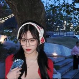 高颜值女神Ceasonshot99户外拍摄图集，校服御姐风调皮火爆粉丝网红，视频数量待加