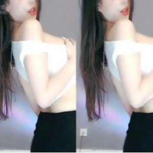 斗鱼美艳主播《苏樱》大胆行为直播回放