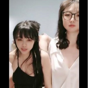 幸福眼镜哥双F两少F自拍25分钟视频，眼镜哥双人抢D吹Y秽KJRJ打桩技能