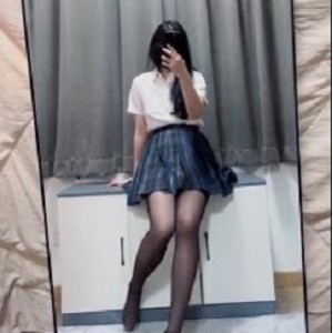 MomoYih合集：嫩萝L马D大黑牛自拍系列，幻影金龙男主C巨物控，不露脸白嫩光“阴”，视频下载