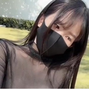 粉色情人双马尾妹子温泉花园打粑粑2V986M身材妹子