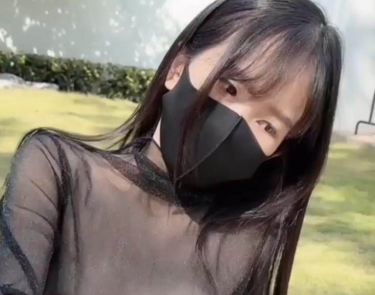 粉色情人双马尾妹子温泉花园打粑粑2V986M身材妹子