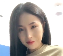 胸前漂亮纹身的美女居家给力互动视频