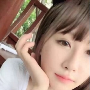 惊现-童颜巨兔学生妹公园凉亭自玩露出