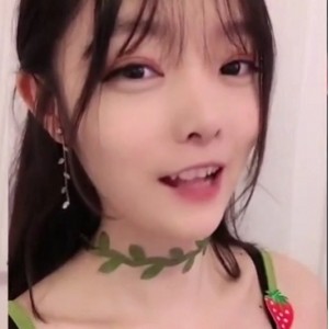 最近很火的短发学妹舌头360度旋转真的吗？