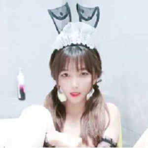 青春双马尾直播秀，身材展示S给作，指J爸爸