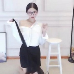 小恩雅：跳舞女神自拍视频资源，时长3-4分钟，年轻身材备受追捧