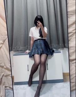 “MomoYih嫩萝L合集17V-5.1G马D大黑牛作者自拍资源下载观看”