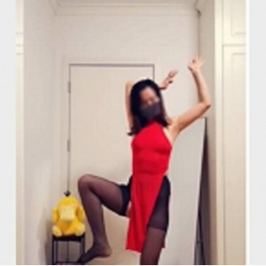 抖音人气女神诗宝黑丝果舞展示