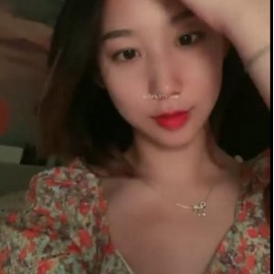 青春学生妹子偷偷玩手机直播叔叔身体检查850m视频百度盘