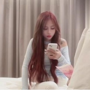 探花柒哥高端局：外W女颜值身材好，用嘴冒不明液体