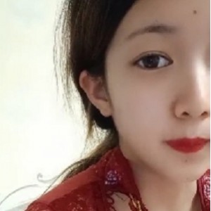 小某处放飞自我视频分享：妹妹假小东西放飞自我