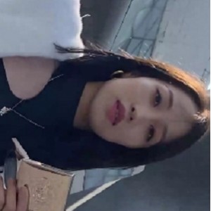 紧身短裤：美女穿着紧身短裤展示翘臀和长腿的视频