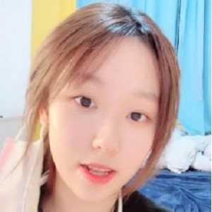 美女九川使用振动棒揉捏胸前软肉