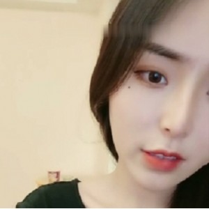 一线天精选美女放飞自我，神秘处发现黄瓜百度盘