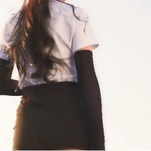 妖精社焦艺禁锢屋檐OL御姐视频：丰满穿着OL职业装、白衬衫黑短裙黑丝冰袖，95MB
