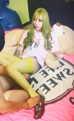 惠奈酱30v-32G：网红惠奈酱表演精彩合集，探索勇敢追求梦想的力量！