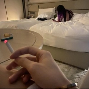 《玛丽莎·索尔斯：性感睡衣约P女神，把酒店变成热闹派对！》