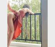 《5V：3.2G高清国产精品，年轻漂亮小姐姐带你一起探索自然世界！》