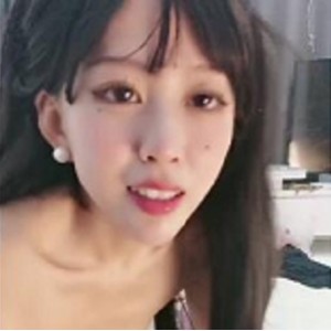 《米拉女神与土豪爸爸的童话世界：紫薇黑丝，玩水龙弹，1V1，1.2G的网速，让你欲罢不能》