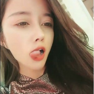 享受，更是一种情感的碰撞。观众们可以在她的直播中找到自己的欢乐和慰藉，同时也能感受到一种独特的亲近感。如果你也对这位虎牙主播感兴趣，不妨来看看这个最新定制合集，