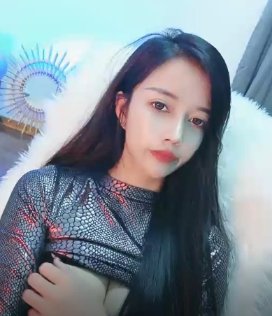 享受，更是一种情感的碰撞。观众们可以在她的直播中找到自己的欢乐和慰藉，同时也能感受到一种独特的亲近感。如果你也对这位虎牙主播感兴趣，不妨来看看这个最新定制合集，