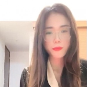 [转载搬运]甜美高颜值美女！苗条身材飞机场！大黑牛震某处[1V+437MB][百度盘]