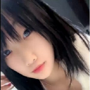 苗条妹妹80多斤粉嫩屁屁翘起，扒拉神秘处，飞机场特写