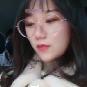 四眼美眉在公园与陌生人接触，百度云