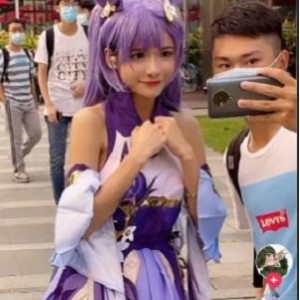 狗头萝莉：人气COSER带货主播，诱惑漏点视频，完美身材