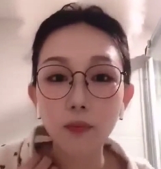 东北眼镜姑娘视频通话活动：男友自摸、挑逗、情难自禁，百度盘搬运