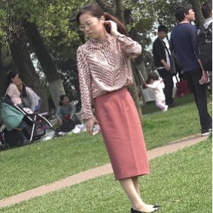 美腿街拍视频：17.93G丝袜风情