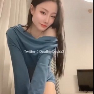 斗鱼网红超人气模特逗本逗鸭私拍合集：百度云上曝光，高颜值身材高挑翘臀美腿黑丝，让人叹为观止！