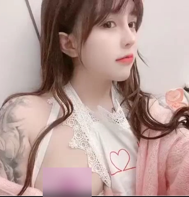 网红{{网红名字}}私密资源：高颜值美图短视频珍贵合集，来自{{杜撰地名}}的{{杜撰职业}}的海滩、游泳池私密照片，让你感受到爱情的美好。