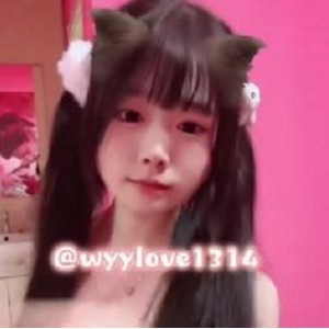 粉嫩00后韵酱：定制短视频舞蹈服装秀，可爱小妖精展现棒棒糖魅力