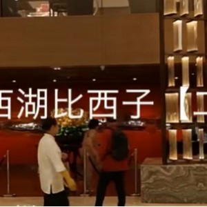 但她独特的风格和丰富的内容仍然吸引着一批忠实的粉丝。快来看看她的视频，小合集等你来探索！