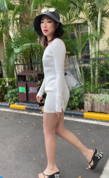 高叉泳装长腿翘臀美女视频