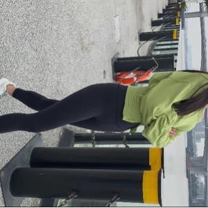 美女穿着黑色紧身裤展示长腿和翘臀的视频，百度云分享