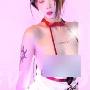 《网红樱奈定制的精彩纷呈舞蹈秀：节奏、动作、尺度到顶、抖腿动作、技术、节奏、转身、果舞，令人惊叹不已！》